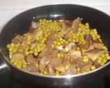 Foto del paso 3 de la receta: Tallarines con rovellones y guisantes