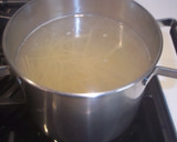 Foto del paso 4 de la receta: Tallarines con rovellones y guisantes