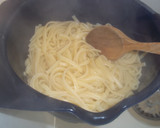 Foto del paso 5 de la receta: Tallarines con rovellones y guisantes