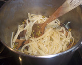 Foto del paso 6 de la receta: Tallarines con rovellones y guisantes