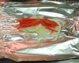Foto del paso 3 de la receta: Papillote de merluza con salsa de "misomayo"