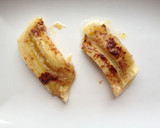 Foto del paso 2 de la receta: Pincho de plátano y canela acompañado de setas siitake y queso