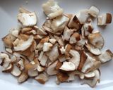 Foto del paso 3 de la receta: Pincho de plátano y canela acompañado de setas siitake y queso