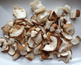 Foto del paso 3 de la receta: Pincho de plátano y canela acompañado de setas siitake y queso