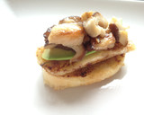 Foto del paso 8 de la receta: Pincho de plátano y canela acompañado de setas siitake y queso