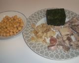 Foto del paso 1 de la receta: Garbanzos con espinacas y calamares en molde