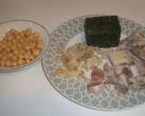 Foto del paso 1 de la receta: Garbanzos con espinacas y calamares en molde
