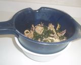 Foto del paso 3 de la receta: Garbanzos con espinacas y calamares en molde