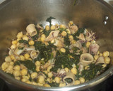 Foto del paso 5 de la receta: Garbanzos con espinacas y calamares en molde