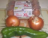 Foto del paso 1 de la receta: Tortilla de cebolla y pimiento verde