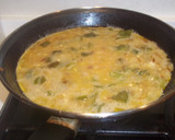 Foto del paso 6 de la receta: Tortilla de cebolla y pimiento verde