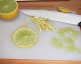 Foto del paso 2 de la receta: Canapés de salmón y queso con lima