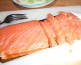 Foto del paso 3 de la receta: Canapés de salmón y queso con lima