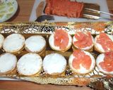 Foto del paso 4 de la receta: Canapés de salmón y queso con lima