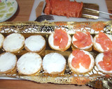 Foto del paso 4 de la receta: Canapés de salmón y queso con lima