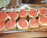 Foto del paso 5 de la receta: Canapés de salmón y queso con lima
