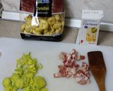 Foto del paso 1 de la receta: Tortellini con nata 