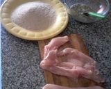Foto del paso 1 de la receta: Milanesa de pollo a la napolitana