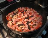 Foto del paso 1 de la receta: Arroz a la milanesa con salchichas y jamón dulce
