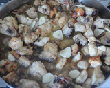 Foto del paso 3 de la receta: Pollo al ajillo estofado