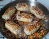 Foto del paso 3 de la receta: Muslitos de pollo rellenos en salsa de verduras