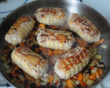 Foto del paso 3 de la receta: Muslitos de pollo rellenos en salsa de verduras