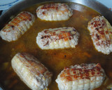 Foto del paso 4 de la receta: Muslitos de pollo rellenos en salsa de verduras