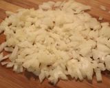 Foto del paso 1 de la receta: Queso de untar con atún, cebolla y alcaparras.