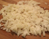 Foto del paso 1 de la receta: Queso de untar con atún, cebolla y alcaparras.
