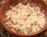 Foto del paso 4 de la receta: Queso de untar con atún, cebolla y alcaparras.