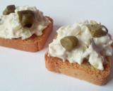 Foto del paso 5 de la receta: Queso de untar con atún, cebolla y alcaparras.