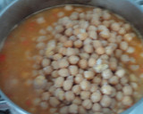 Foto del paso 3 de la receta: Potaje de garbanzos, tintorera y langostinos