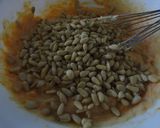 Foto del paso 5 de la receta: Corona de calabaza y piñones casera