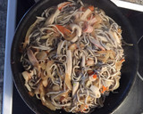 Foto del paso 3 de la receta: Delicias de mar encebolladas al ajo