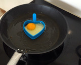 Foto del paso 1 de la receta: Huevos a la plancha para San Valentín