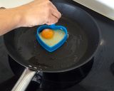Foto del paso 2 de la receta: Huevos a la plancha para San Valentín