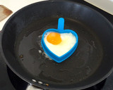 Foto del paso 4 de la receta: Huevos a la plancha para San Valentín
