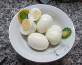 Foto del paso 2 de la receta: Huevos rellenos con crema de atún y crocantes