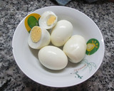 Foto del paso 2 de la receta: Huevos rellenos con crema de atún y crocantes