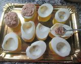 Foto del paso 3 de la receta: Huevos rellenos con crema de atún y crocantes