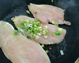 Foto del paso 2 de la receta: Pechugas con ajos tiernos