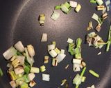 Foto del paso 1 de la receta: Tortilla de espinacas y calabacín con ajos tiernos