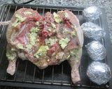 Foto del paso 2 de la receta: Pollo con patatas asadas en la parrilla del horno