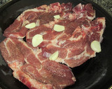 Foto del paso 3 de la receta: Chuletas al ajo con pasta mixta a la manteca