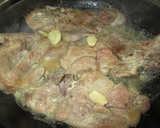 Foto del paso 4 de la receta: Chuletas al ajo con pasta mixta a la manteca