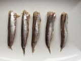 Anchoas rebozadas con cebolla deshidratada sobre puerro y reducción de soja