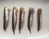 Foto del paso 1 de la receta: Anchoas rebozadas con cebolla deshidratada sobre puerro y reducción de soja