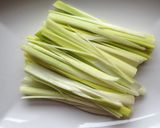 Foto del paso 6 de la receta: Anchoas rebozadas con cebolla deshidratada sobre puerro y reducción de soja