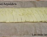 Foto del paso 3 de la receta: Trenza de hojaldre caramelizada con queso brie y mermelada de moras