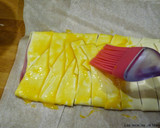 Foto del paso 4 de la receta: Trenza de hojaldre caramelizada con queso brie y mermelada de moras